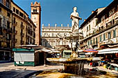 Verona - piazza delle Erbe. la fontana di Madonna Verona (1386) sollo sfondo la torre del Gardello e palazzo Maffei.  